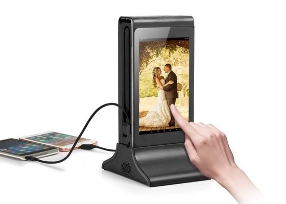 فریم فلزی سیاه چند صفحه نمایش سیگنال دیجیتال قابل حمل نوار دسکتاپ کوچک تبلیغاتی با ایستگاه شارژ